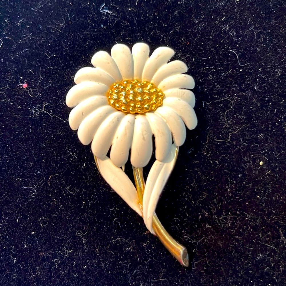 Monet Signed Vintage White Enamel Daisy Flower & Gold Tone Brooch. P